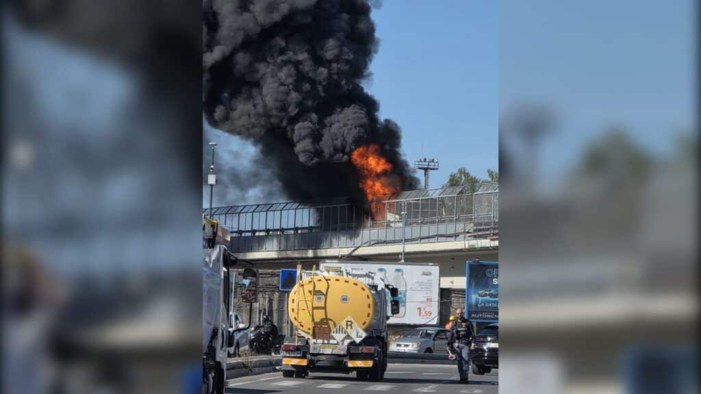 Paura a Napoli Est per una segnalazione di esplosione in via Argine e un camion in fiamme. Fumo acre nella zona, cause da chiarire.