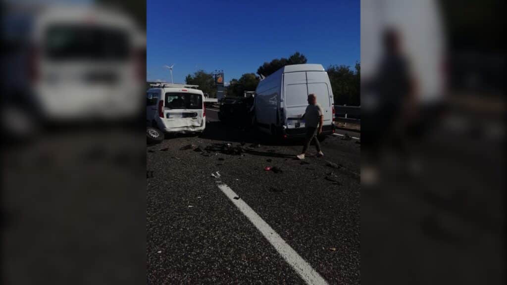 Tamponamento a catena sulla A2 vicino Campagna, in direzione sud. Coinvolti tre auto e un furgone: sette feriti trasportati in ospedale.