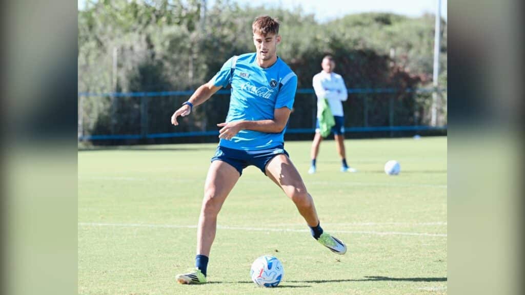 Venezia-Napoli, il SSC Napoli si allena al Training Center alla vigilia della sfida: attivazione e lavoro tecnico-tattico per gli azzurri.