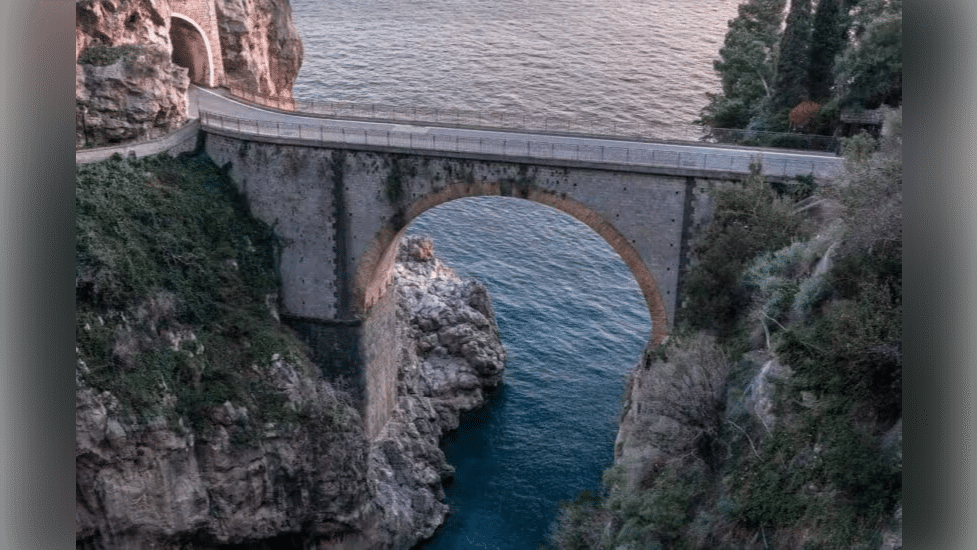 Furore, turista statunitense si lancia dal ponte del fiordo: è grave. Trasportato al Ruggi di Salerno, indagano i carabinieri.
