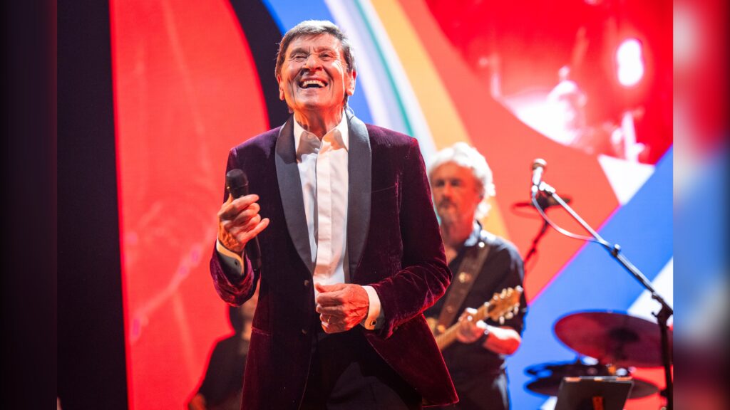 Gianni Morandi torna a Napoli: stasera alle 21 concerto all’Arena Flegrea con “C’era un ragazzo Estate 2026”. Il legame con la città.