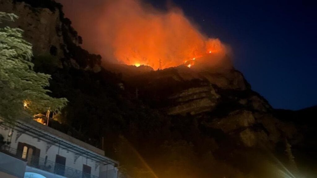 Incendio tra Positano e Vico Equense: fiamme sulle colline di Santa Maria del Castello. Vigili del Fuoco al lavoro per tutta la notte.