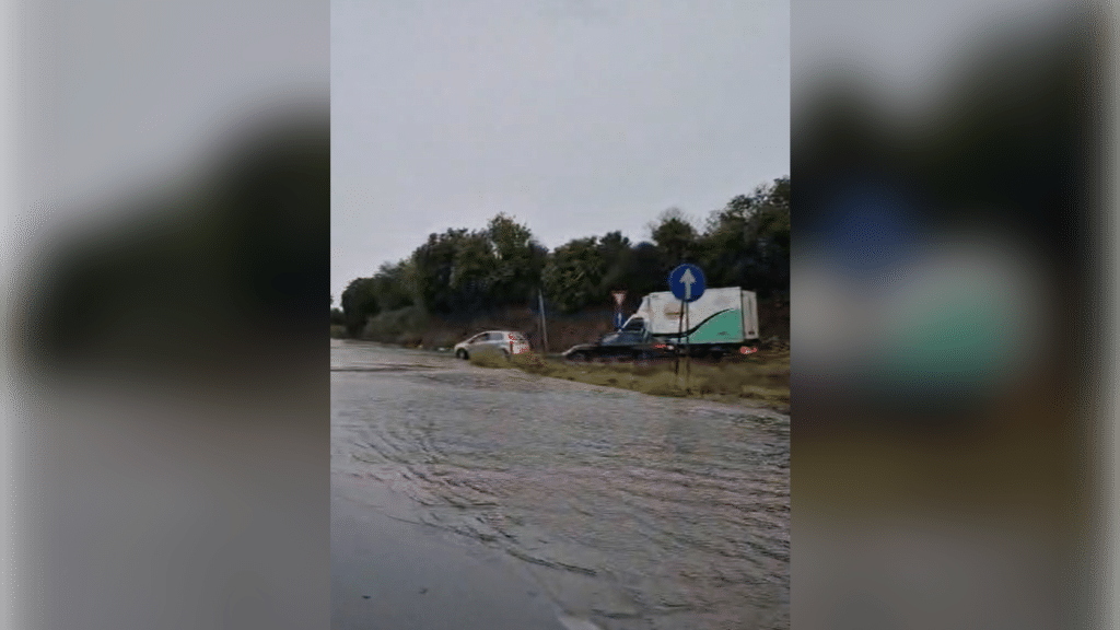 Maltempo a Giugliano, ancora disagi nella fascia costiera: strade chiuse e traffico in tilt tra Varcaturo, Licola e Lago Patria.