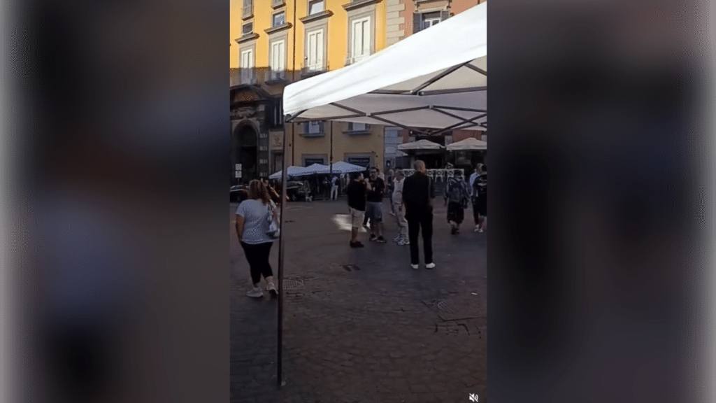 È in corso a Napoli il presidio contro il caro vita in piazza del Gesù: nel mirino rincari, affitti, bollette e salari.