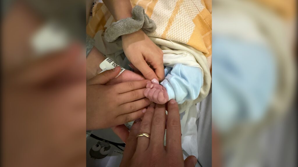 Fiocco azzurro per Rocco Hunt: è nato Raffaele, il figlio del rapper napoletano. L'annuncio sui social: “Benvenuto al mondo Raffaele”.