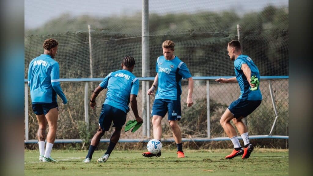 Il Napoli prosegue gli allenamenti al Training Center verso la sfida contro il Frosinone. Tutti i calciatori sono rientrati dalle Nazionali.