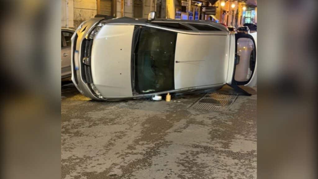Auto ribaltata nella notte a San Giovanni a Teduccio: i carabinieri trovano un ordigno nell’abitacolo. Tracce di sangue e indagini in corso.