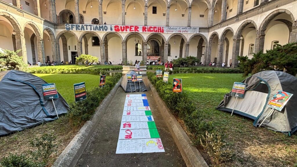 Caro affitti a Napoli, ieri la protesta degli studenti alla Federico II: tende e fumogeni contro costi, pochi studentati e servizi scarsi.