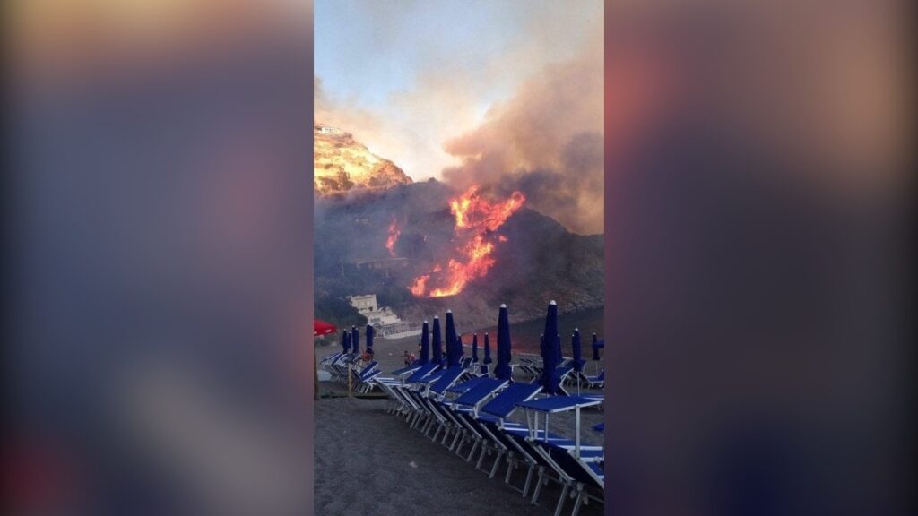 Incendio ai Maronti, a Barano d’Ischia: un razzo lanciato da una barca durante San Michele avrebbe innescato il rogo. Un uomo denunciato.