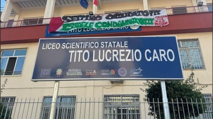 Liceo Tito Lucrezio Caro occupato a Posillipo: gli studenti protestano contro CPR di Castel Volturno e denunciano le condizioni delle scuole.
