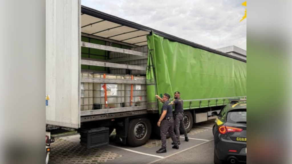 A Marigliano sequestrati 30mila litri di benzina di contrabbando: il carico era indicato come olio per dischi dei freni. Due denunce.