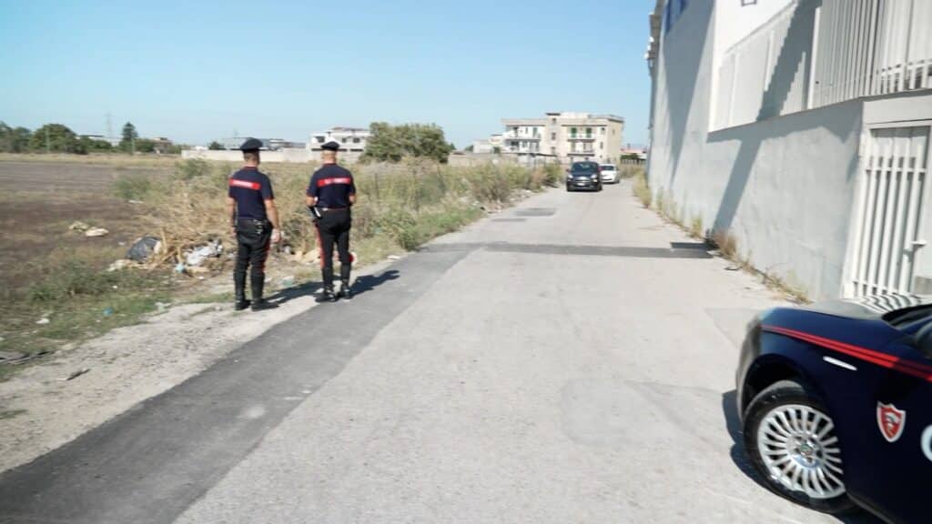Operaio morto a Caivano, tre indagati per la morte di Salvatore Calignano. La Procura indaga sulla dinamica dell'incidente e sui soccorsi.
