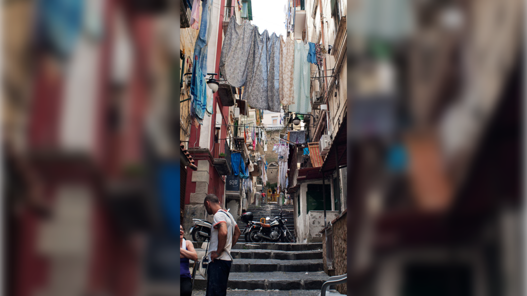 In Francia il sindaco vieta i panni stesi visibili dalla strada e ironizza: «Non siamo a Napoli». Ecco cosa prevede l'ordinanza.