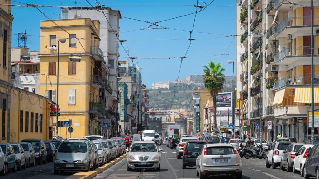 Una 18enne ha denunciato di essere stata sequestrata, drogata e violentata in un appartamento a via Bologna a Napoli. Indagini in corso.