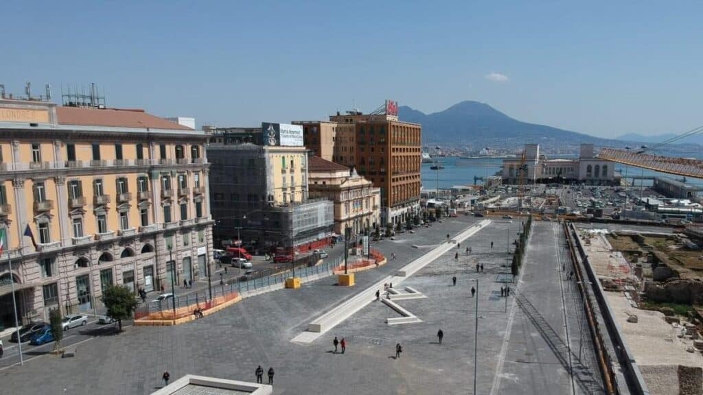 Napoli, piazza Municipio verso la fine dei cantieri della metro dopo 25 anni. Ultimi lavori e modifiche ai sensi di marcia.