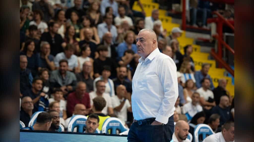 Il Napoli Basketball sfida il Tofas Bursa in EuroCup all'Alcott Arena. Repesa: «Dobbiamo avere la forza di rialzarci» dopo il ko con Milano.