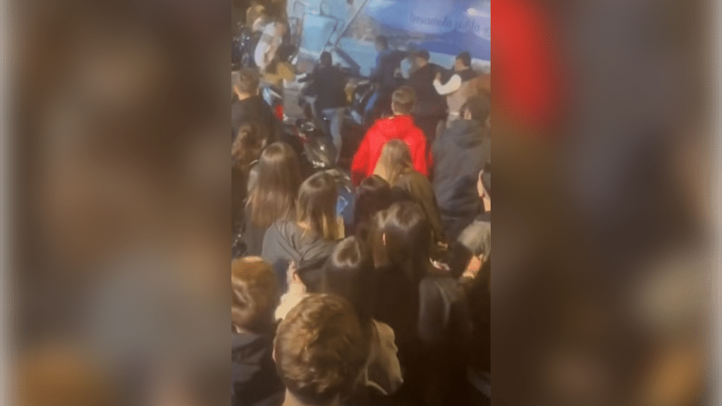 Padre aggredito al Vomero mentre difende le figlie di 12 e 16 anni: finisce a terra e viene travolto da un camion dell'Asia. È stato operato.