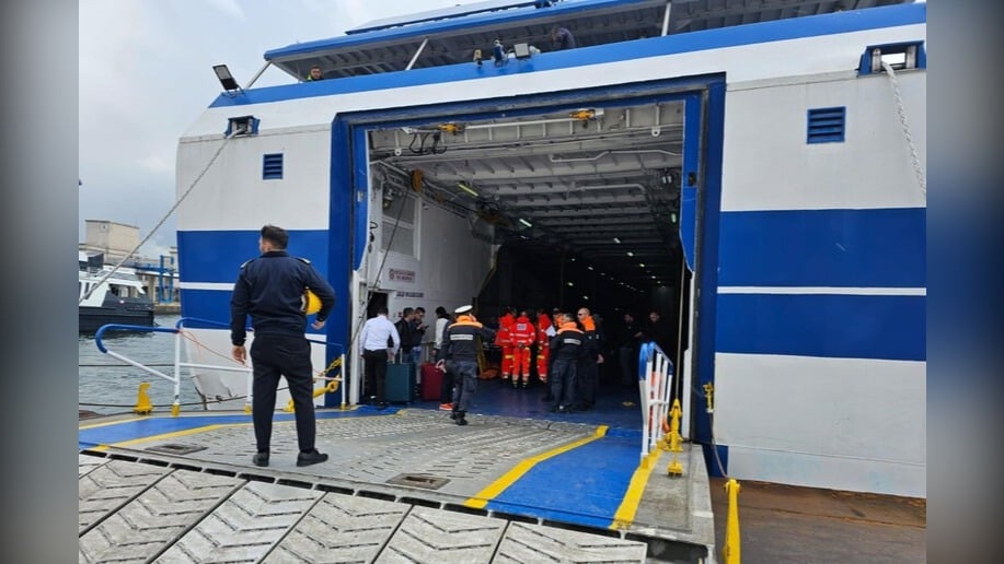 Traghetto Caremar arenato nel porto di Procida: 115 passeggeri bloccati a bordo per circa un’ora e mezza. Nave fermata dalla Capitaneria.