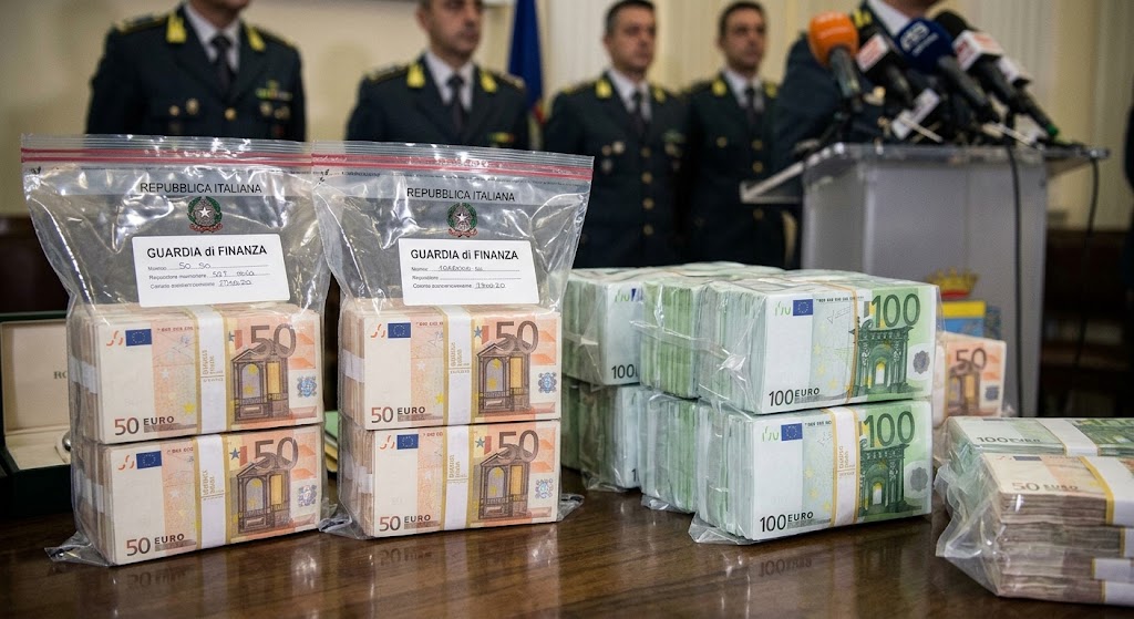 Maxi sequestro a un imprenditore campano: nel mirino 394 immobili, società, rapporti finanziari e beni per circa 220 milioni di euro.