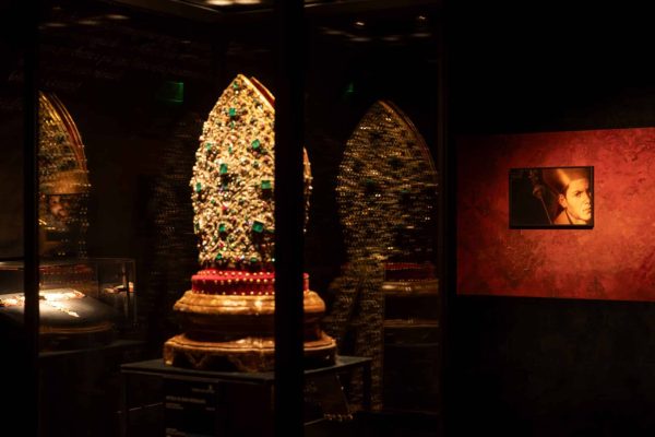 Il Tesoro di San Gennaro apre le porte di sera: visite a porte chiuse, Real Cappella, mostra di Mimmo Jodice e aperitivo nel cortile.