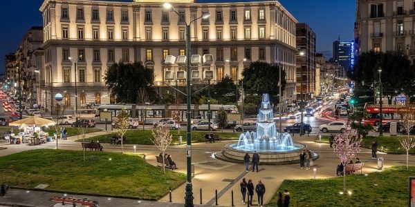 Un 17enne di Pomigliano è stato aggredito con un coltello in piazza Carlo III a Napoli. Ferito al volto, indagini in corso