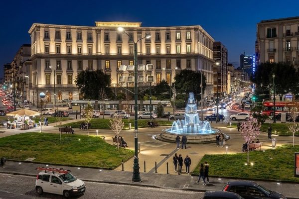 Un 17enne di Pomigliano è stato aggredito con un coltello in piazza Carlo III a Napoli. Ferito al volto, indagini in corso