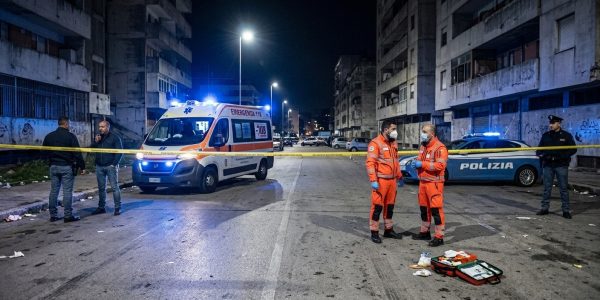 Paura a Scampia: un 23enne è stato ferito a colpi di pistola in via Federico Fellini. È grave. Indagini in corso sul possibile movente.