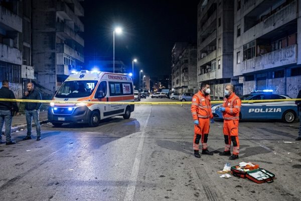 Paura a Scampia: un 23enne è stato ferito a colpi di pistola in via Federico Fellini. È grave. Indagini in corso sul possibile movente.