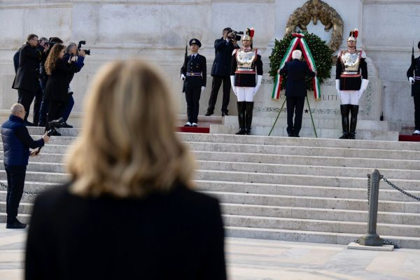 Roma, 25/04/2024 – In occasione del 79° Anniversario della Liberazione, il Presidente del Consiglio, Giorgia Meloni, ha partecipato alla cerimonia di deposizione di una corona d’alloro da parte del Presidente della Repubblica, Sergio Mattarella.