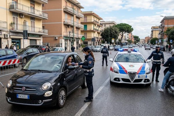 Controlli a tappeto della Polizia Locale ad Afragola: 30 multe per guida senza casco e sanzioni complessive per circa 60mila euro.