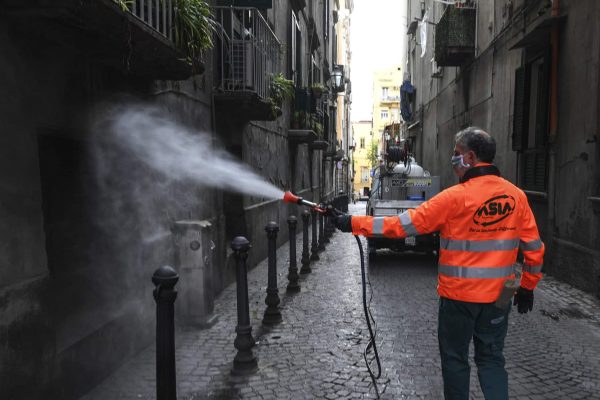 ASIA Napoli potenzia la pulizia estiva: oltre 400 strade curate tra luglio e agosto con quattro squadre operative.