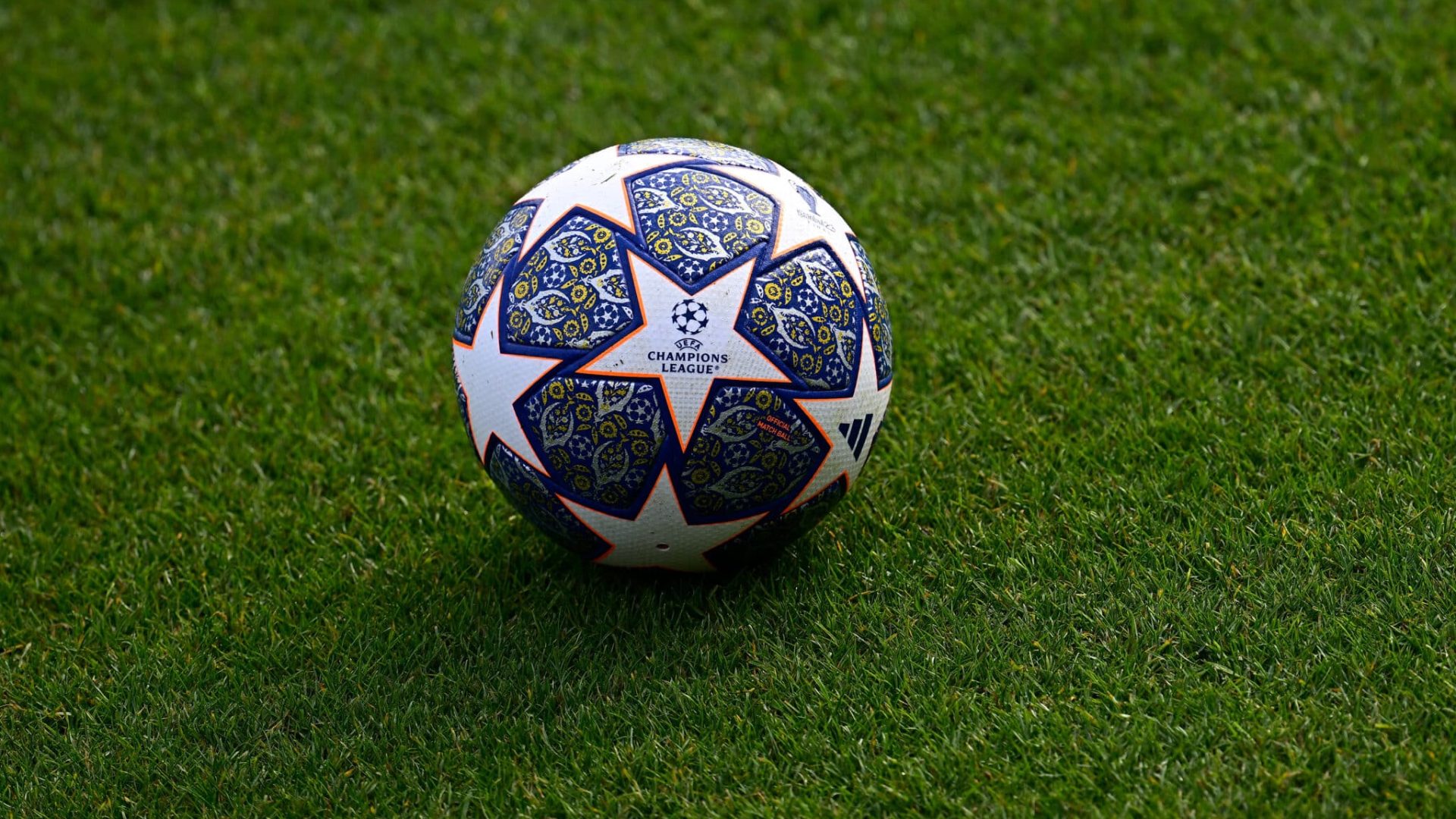 COMO, ITALY - FEBRUARY 19: A UEFA Champions League ball during the FC Internazionale training session at the club's training ground Suning Training Center on February 19, 2023 in Como, Italy. (Photo by Mattia Ozbot - Inter/Inter via Getty Images)