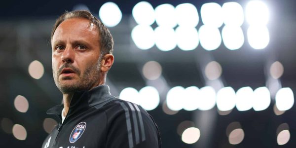 BERGAMO, ITALY - AUGUST 24: Alberto Gilardino, Head Coach of Pisa SC looks on during the Serie A match between Atalanta BC and Pisa SC at Gewiss Stadium on August 24, 2025 in Bergamo, Italy. (Photo by Francesco Scaccianoce/Getty Images)