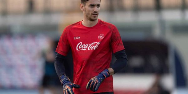 NAPLES, ITALY - JULY 25: Alex Meret of SSC Napoli looks on during the afternoon training session at Teofilo Patini stadium on July 25, 2024 in Castel Di Sangro, Italy. (Photo by SSC NAPOLI/SSC NAPOLI via Getty Images)