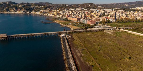 Chiazze oleose a Bagnoli durante i dragaggi: Arpac monitora l'area. Le autorità spiegano cosa sta accadendo nei fondali.