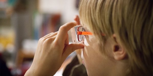 FOTO BAMBINO OCCHIALI