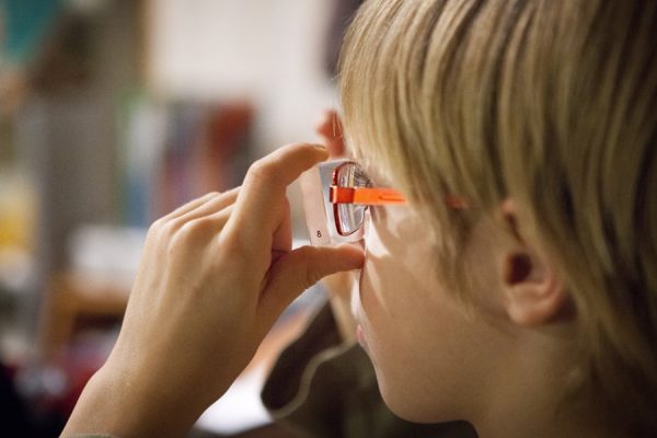 FOTO BAMBINO OCCHIALI