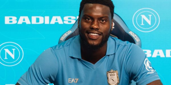 Benoît Badiashile manda il suo primo messaggio da calciatore del Napoli: «Pronto a dare tutto per questa maglia e questa città».