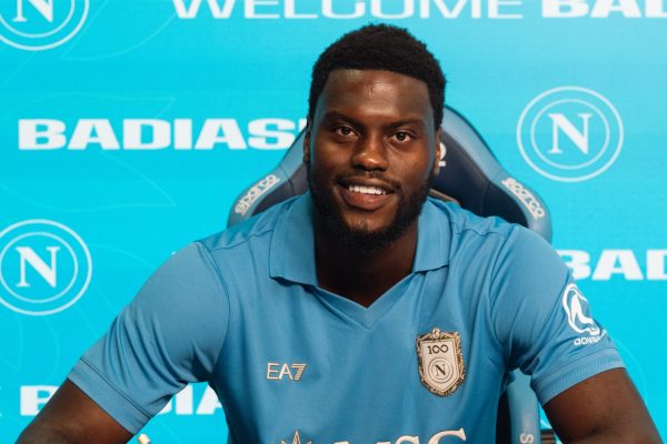 Benoît Badiashile manda il suo primo messaggio da calciatore del Napoli: «Pronto a dare tutto per questa maglia e questa città».