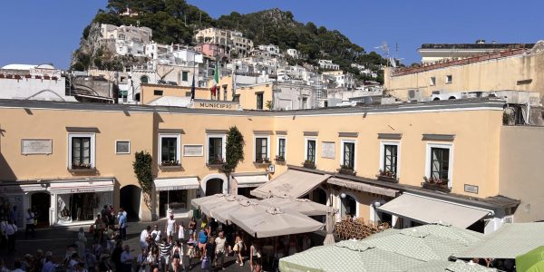 Violenta rissa a Capri tra turisti e commercianti a Marina Grande: schiaffi, calci e sedie usate come armi. Controlli rafforzati sull'isola.