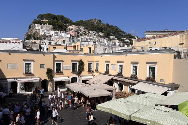 Violenta rissa a Capri tra turisti e commercianti a Marina Grande: schiaffi, calci e sedie usate come armi. Controlli rafforzati sull'isola.