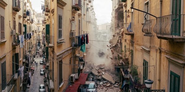 Muro crollato a Napoli, un 49enne è stato travolto in un’officina alla Sanità. È ricoverato in fin di vita al Cardarelli.