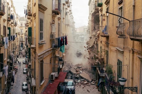Muro crollato a Napoli, un 49enne è stato travolto in un’officina alla Sanità. È ricoverato in fin di vita al Cardarelli.