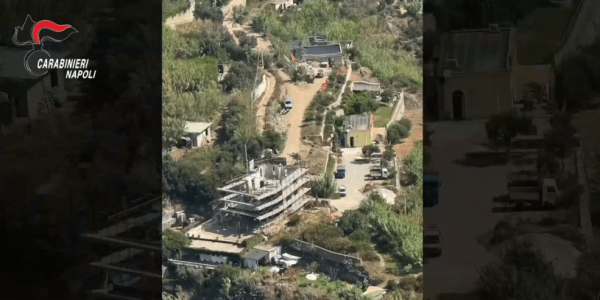 Abusivismo edilizio a Forio, scoperto un cantiere sulla scogliera durante un sorvolo dei Carabinieri. Sequestrati due immobili.