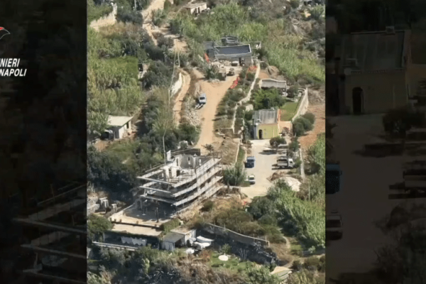 Abusivismo edilizio a Forio, scoperto un cantiere sulla scogliera durante un sorvolo dei Carabinieri. Sequestrati due immobili.