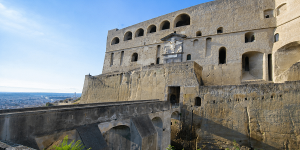 Castel Sant'Elmo riapre oggi, 24 agosto, dopo il crollo di ieri. Proseguono le verifiche tecniche e il sopralluogo sul costone tufaceo.