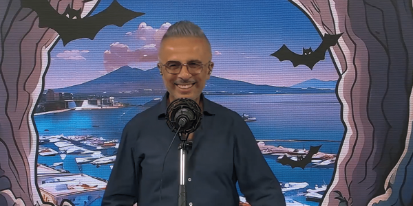 Antonio Manganiello chiama Pina durante Il Pipistrello su Kiss Kiss Napoli: una dedica speciale, un caffè e un possibile risvolto romantico.