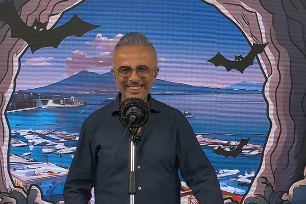Antonio Manganiello chiama Pina durante Il Pipistrello su Kiss Kiss Napoli: una dedica speciale, un caffè e un possibile risvolto romantico.