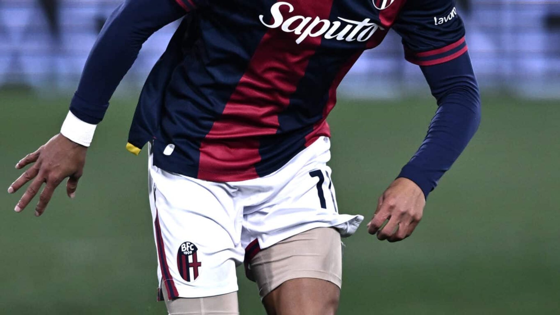 BOLOGNA, ITALY - DECEMBER 30: Dan Ndoye of Bologna in action during the Serie A match between Bologna and Verona at Stadio Renato Dall'Ara on December 30, 2024 in Bologna, Italy. (Photo by Image Photo Agency/Getty Images)