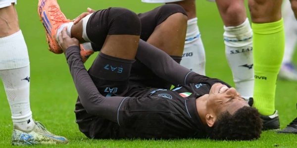 ROME, ITALY - JANUARY 04: David Neres of SSC Napoli leaves the pitch due to injury during the Serie A match between SS Lazio and SSC Napoli at Stadio Olimpico on January 04, 2026 in Rome, Italy. (Photo by Silvia Lore/Getty Images)
